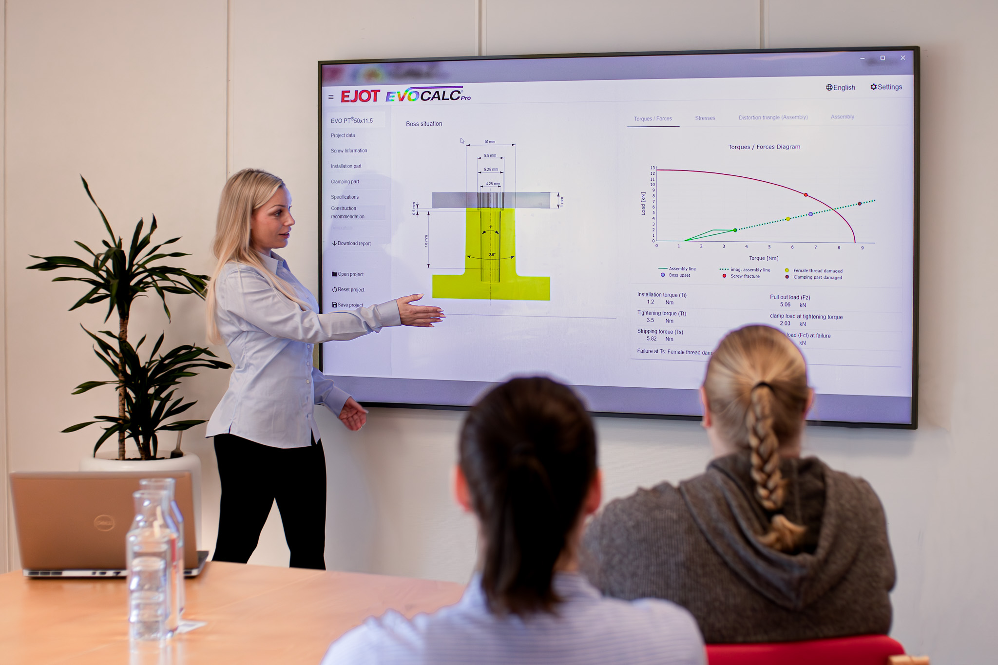 kvinna presenterar digitala verktyg för kund
